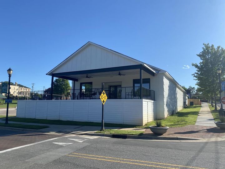 Floyd & Blackie’s opens new location